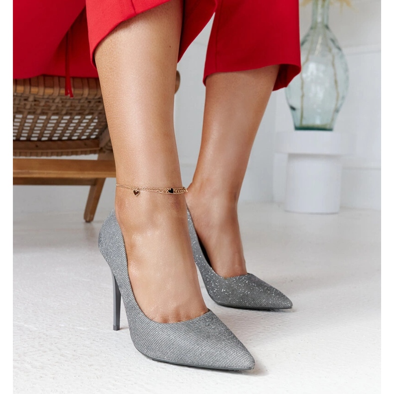 Hopeanväriset kiiltävät korkokengät, joissa Cortesin nahkainen sisäosa 1