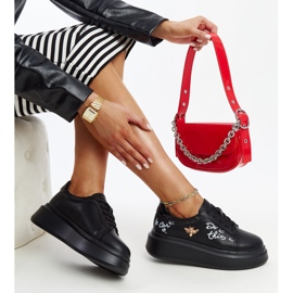 Mustat nahkakengät koristeellisella soljella 1