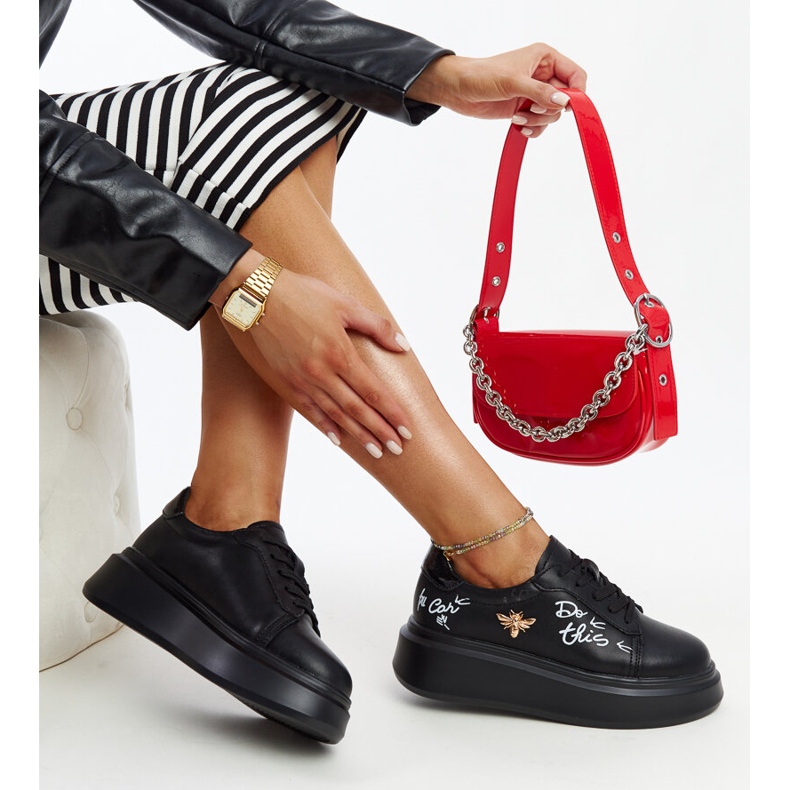 Mustat nahkakengät koristeellisella soljella 1