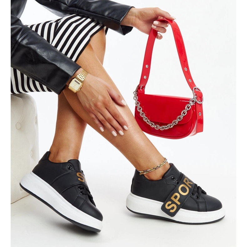 Mustat nahkakengät koristeellisella soljella 1