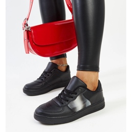 Mustat nahkakengät koristeellisella soljella 1