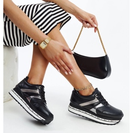 Mustat nahkakengät koristeellisella soljella 1