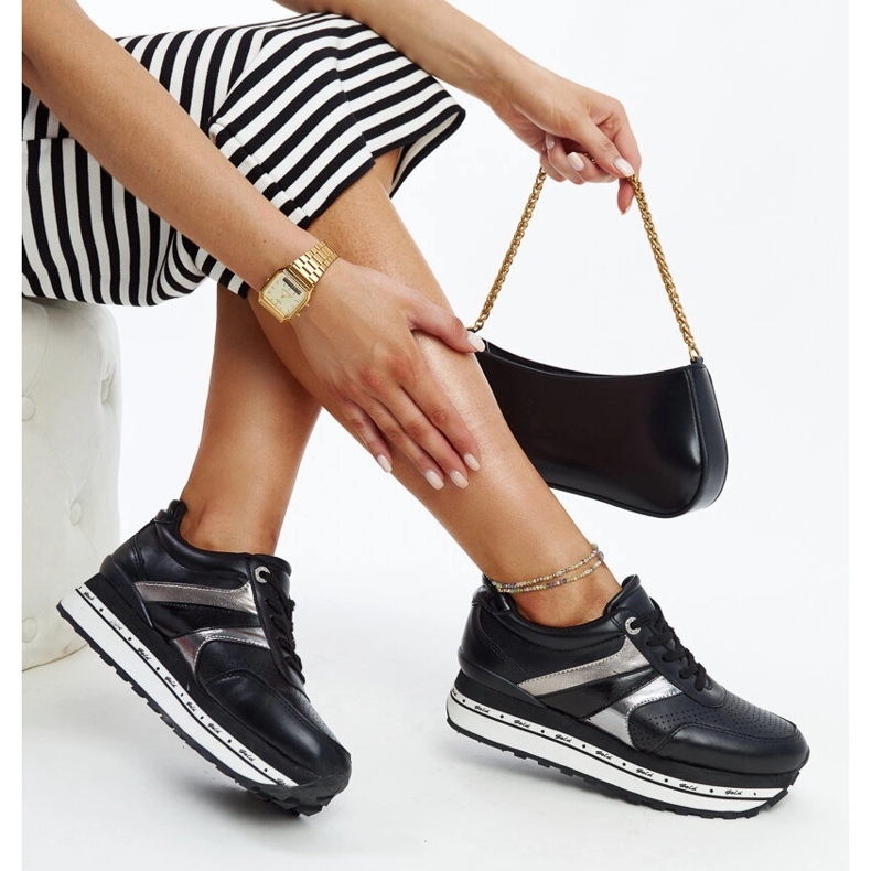 Mustat nahkakengät koristeellisella soljella 1