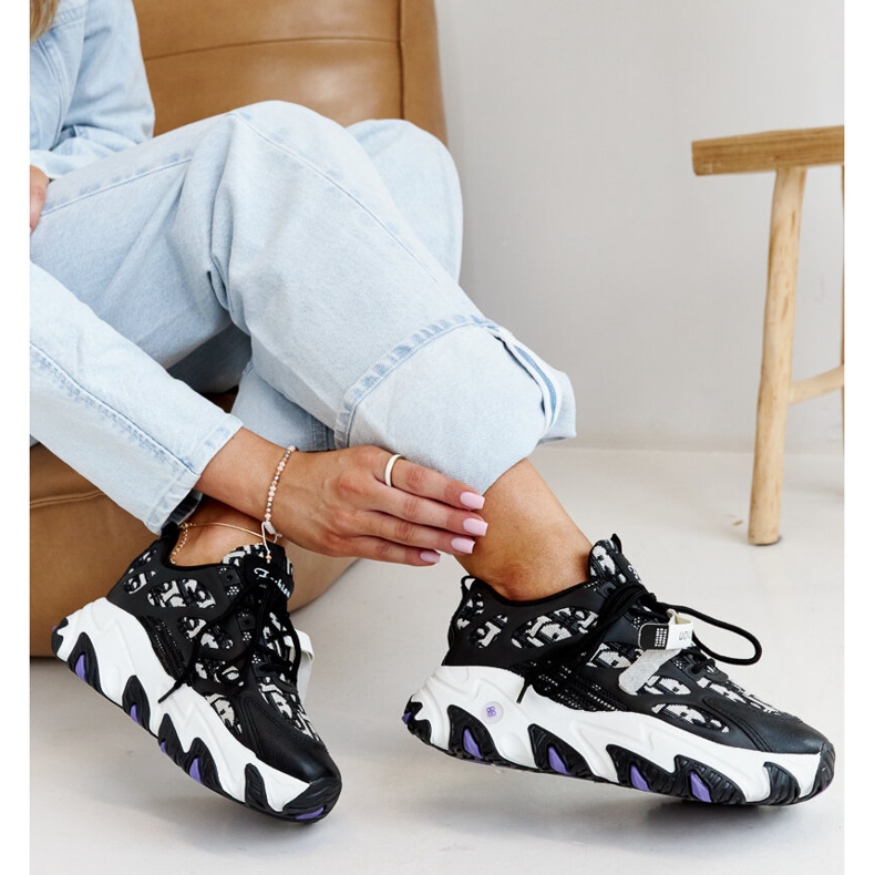 Mustat tennarit, joissa paksu Melsen-pohja 1