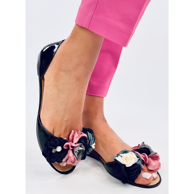 Meliskas Carmil Black -kukilla musta 2