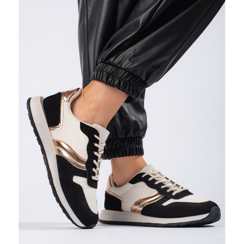 Naisten mustat urheilukengät 1