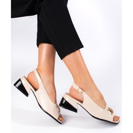 Goodin Beiget kiiltonahkaiset matalakorkoiset sandaalit 1