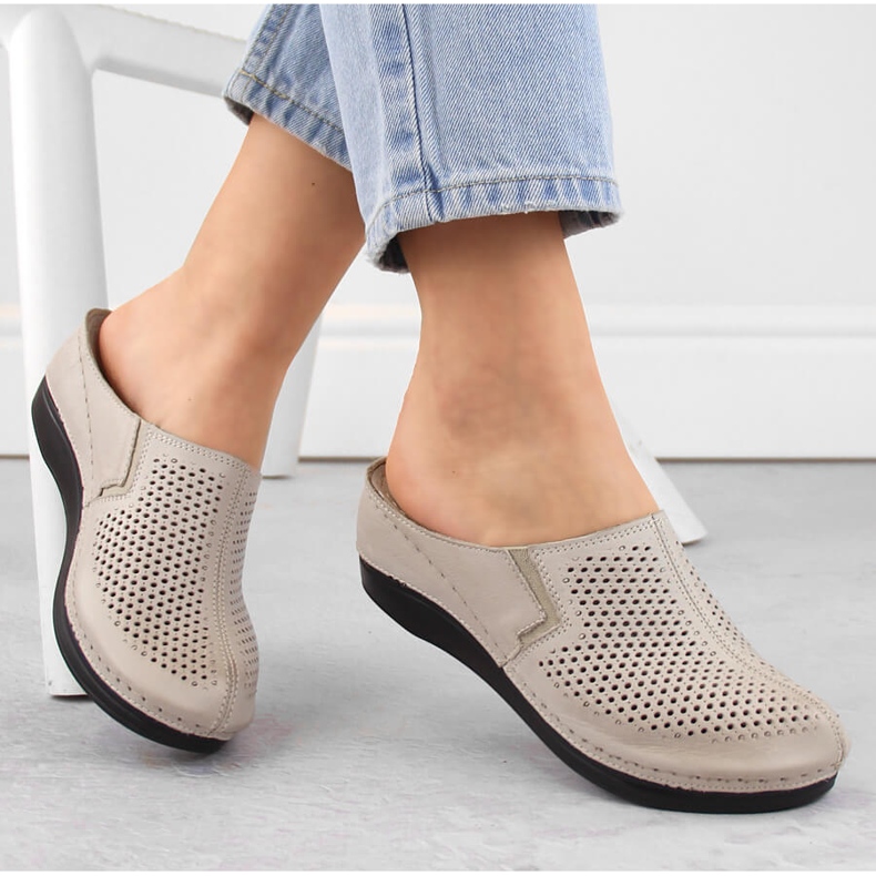 Naisten nahkaiset täyskiila-sandaalit taupe-kuminauhalla T.Sokolski L24-164 beige 1