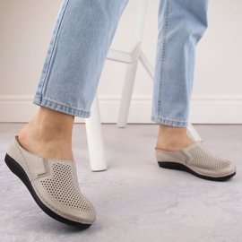 Naisten nahkaiset täyskiila-sandaalit taupe-kuminauhalla T.Sokolski L24-164 beige 2