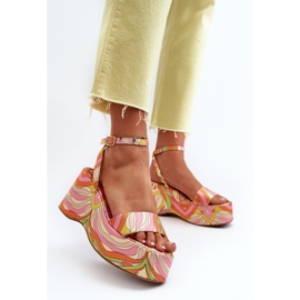 Kuviolliset sandaalit alustalla ja kiilalla, monivärinen Wiandia 3