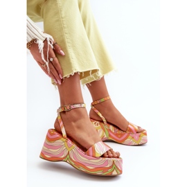 Kuviolliset sandaalit alustalla ja kiilalla, monivärinen Wiandia 7