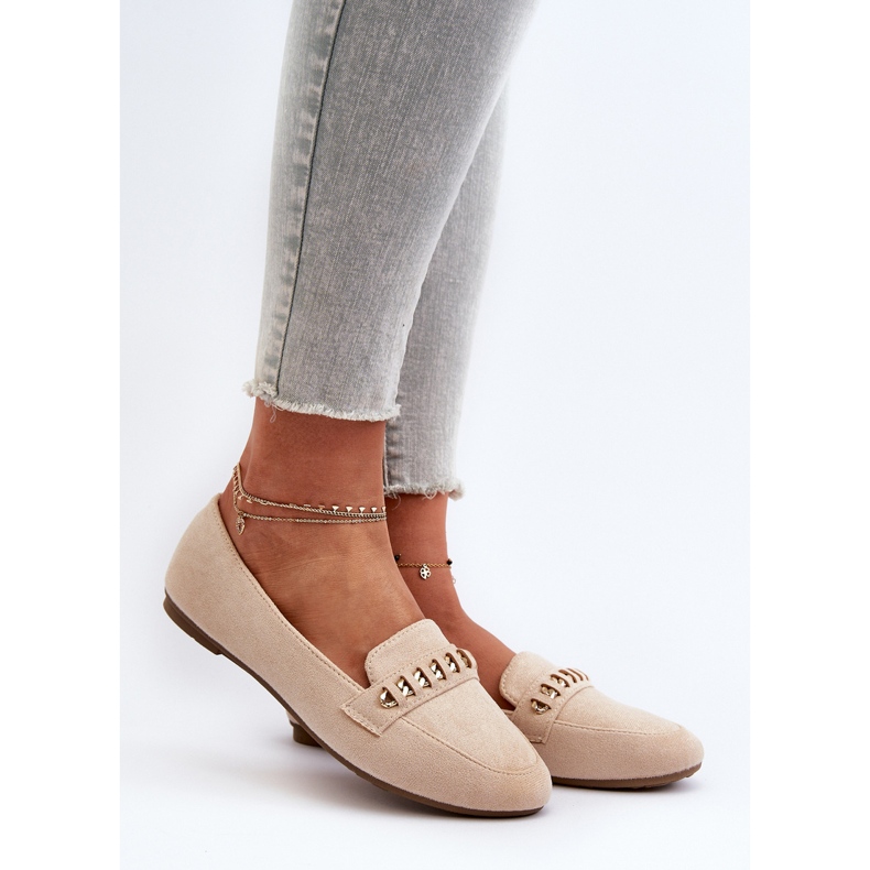 Naisten kiiltävät mokasiinit ketjulla, beige Aredilla 2