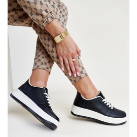 Mustat tennarit Cvita-alustalla 1