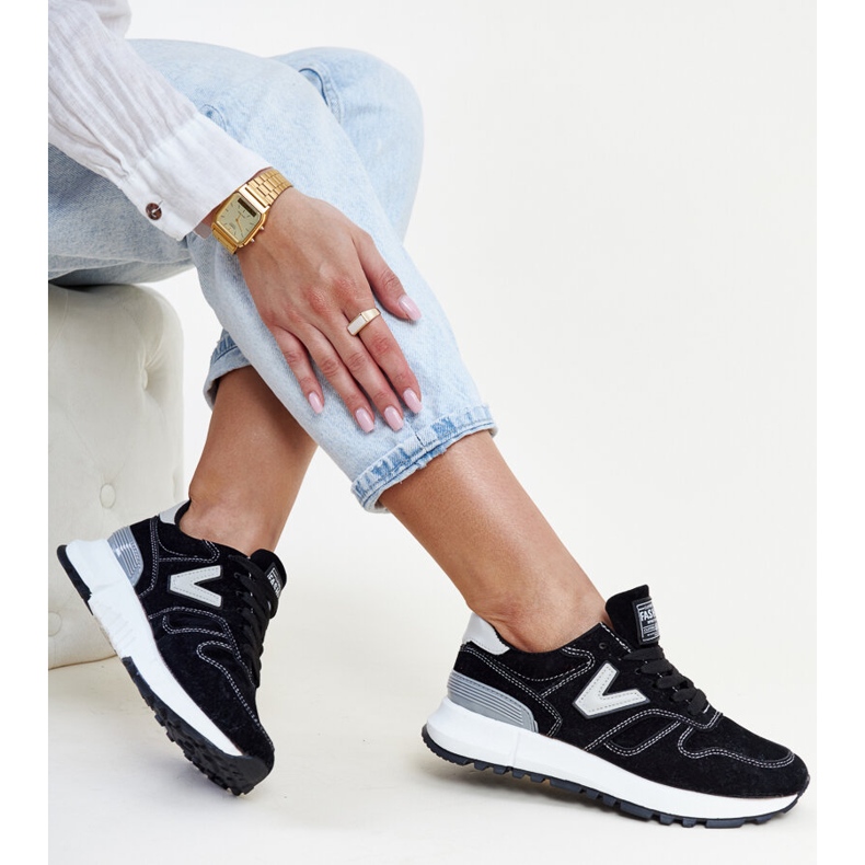 Mustat tennarit, joissa paksumpi ekologinen mokka Olonio-pohja 1