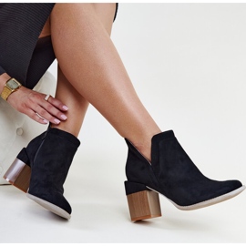 Mustat eristetyt epäsymmetriset saappaat Vanja-lohkolla 2