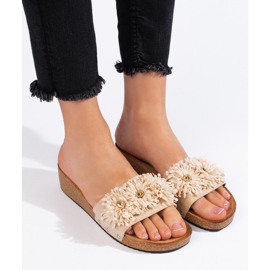 Naisten beigenväriset mokkanahkaiset tossut kukilla 2