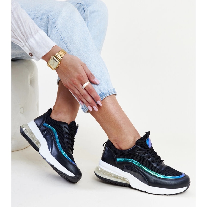 Mustat tennarit, joissa Jelek-hologrammi 1