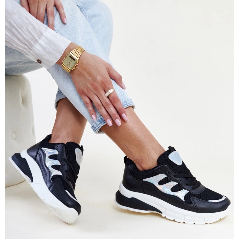 Mustat tennarit, joissa paksu Matea-pohja 1