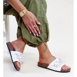 Valkoiset varvastossut, joissa korkkipohja ja Zlatna-helmiä valkoinen 1