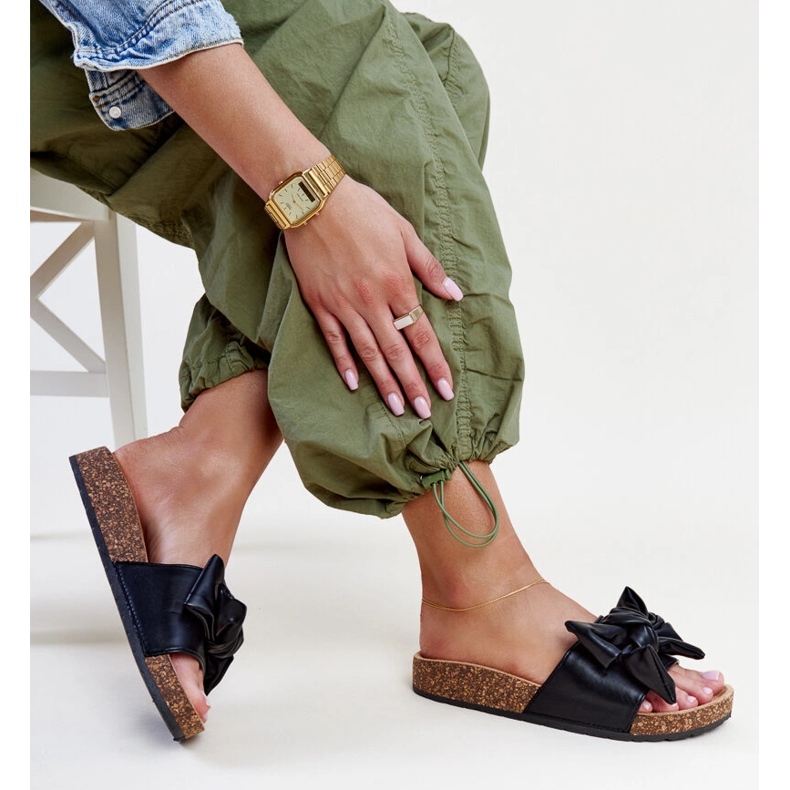 Mustat varvastossut, joissa korkkipohja ja Petresa-rusetti 1