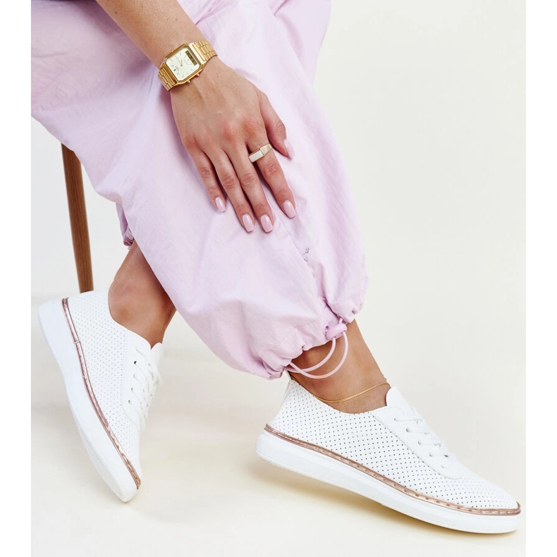 Valkoiset harjakattoiset Biserka-lenkkarit valkoinen 1