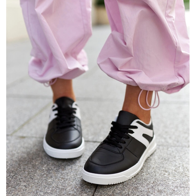 Mustat Hagara urheilulenkkarit 1