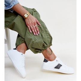 Valkoiset ja mustat tennarit, joissa koristeellinen Grada-raita valkoinen 1