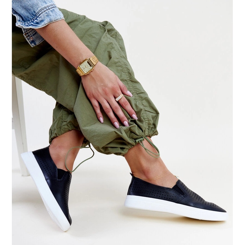 Mustat harjakattoiset Dafina-lenkkarit 1