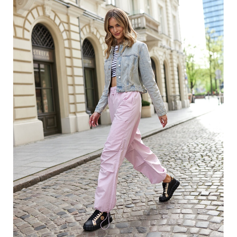 Mustat ja kultaiset tennarit massiivisella Bionda-pohjalla 1