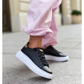 Mustat tennarit, joissa paksu Ivalu-pohja 1