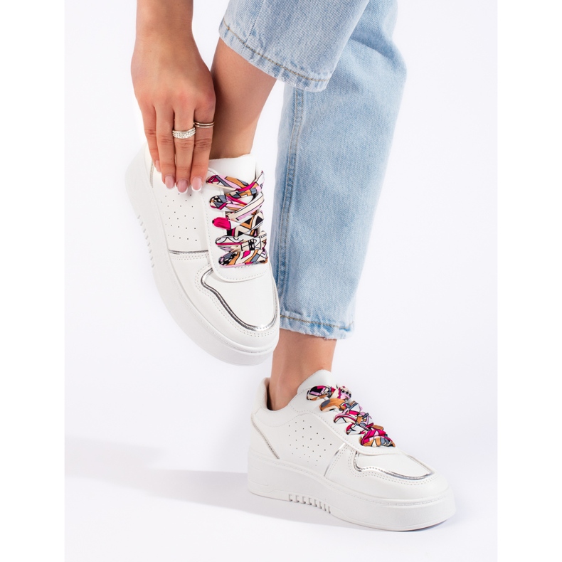 Valkoiset naisten tennarit, jotka on sidottu nauhalla valkoinen 1