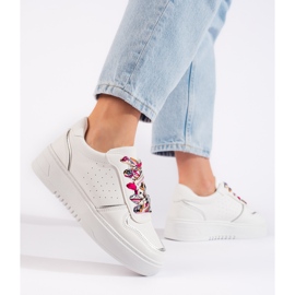 Valkoiset naisten tennarit, jotka on sidottu nauhalla valkoinen 2