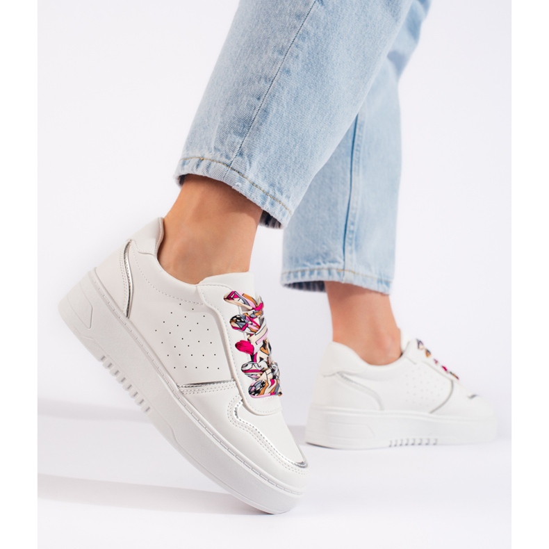 Valkoiset naisten tennarit, jotka on sidottu nauhalla valkoinen 2