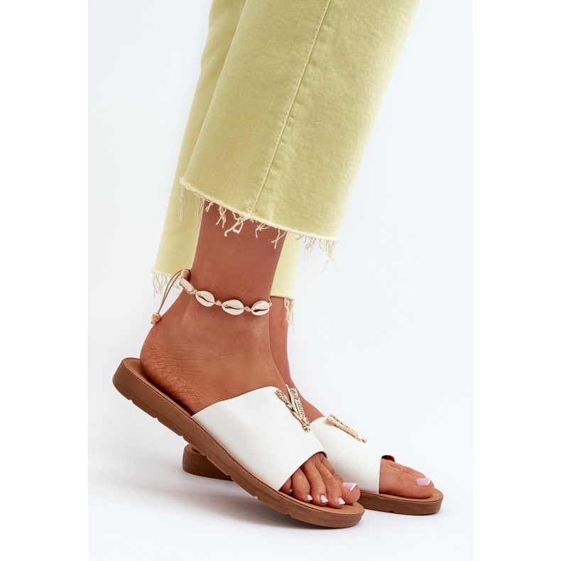 Naisten varvastossut tasaisella pohjalla koristeella, ekonahkaa, valkoinen Makia 2