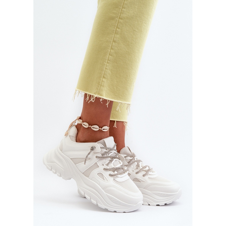 Naisten tennarit massiivisessa pohjassa koristeellisella nauhalla, valkoinen Relissa 2