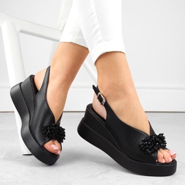 Mustat nahkaiset naisten kiila sandaalit helmillä Filippo DS6076 1