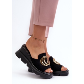 Vinceza Naisten varvastossut, jotka on valmistettu ekologisesta mokkanahasta, kiilalla ja alustalla kultakoristeella, musta Iaria 2