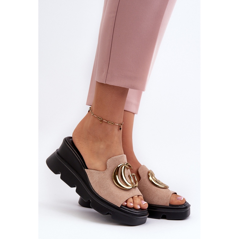 Vinceza Naisten varvastossut ekologisesta mokkanahkasta kiilassa ja alustalla kultaisella koristeella, beige Iaria 2