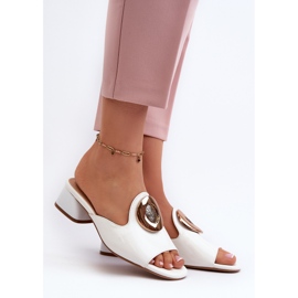 Tyylikkäät patentoidut naisten matalakorkoiset varvastossut kultakoristeella, valkoinen Uzimila 2