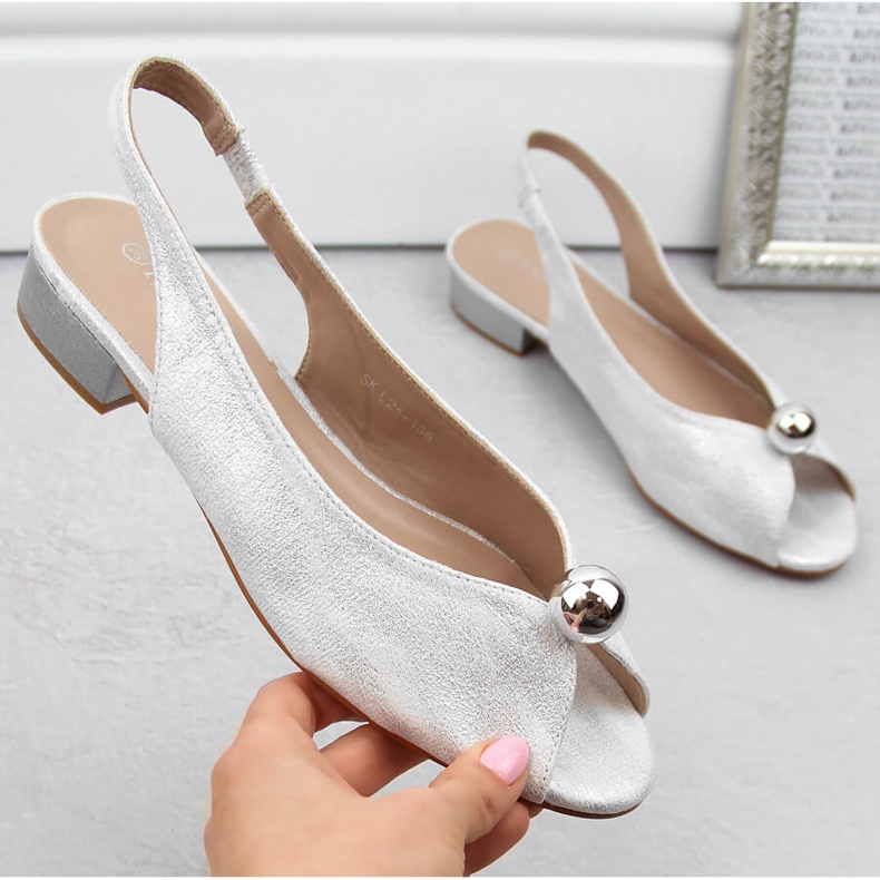 Hopeiset naisten matalakorkoiset sandaalit T.Sokolski 136 hopea 1