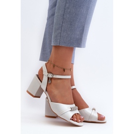 Vinceza Naisten Eco-nahkasandaalit korkokenkiin hopeisilla Narhi-koristeilla hopea 2