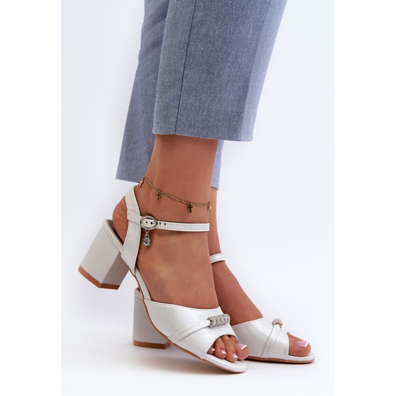 Vinceza Naisten Eco-nahkasandaalit korkokenkiin hopeisilla Narhi-koristeilla hopea 2