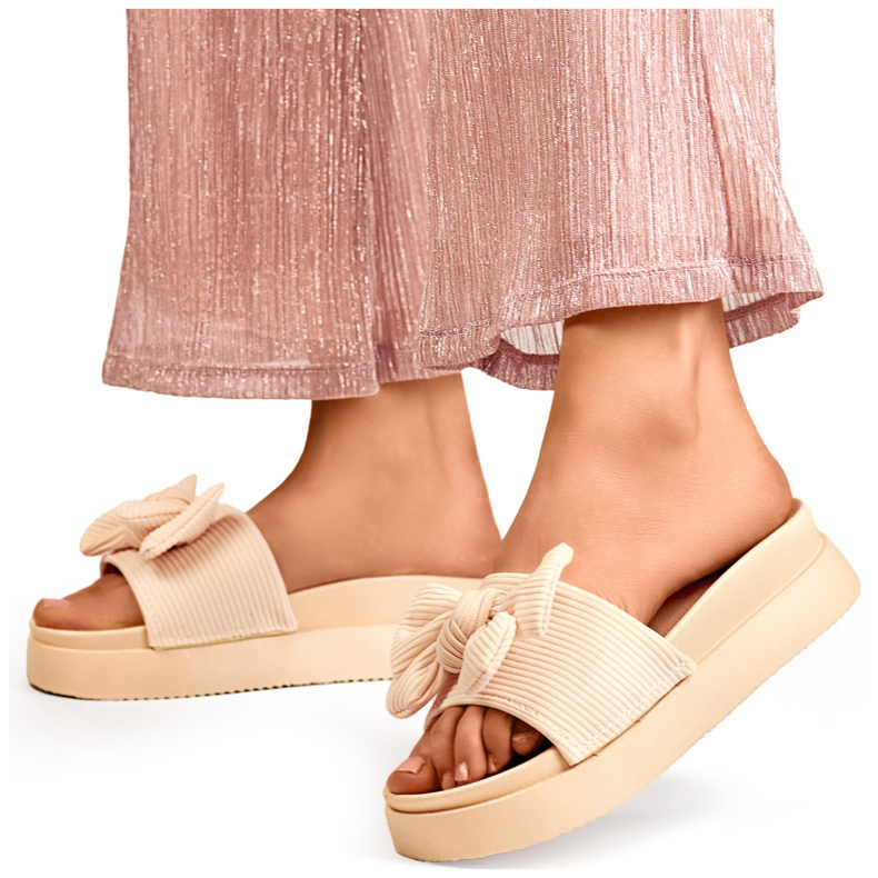 Beiget naisten tossut, joissa rusetti paksussa pohjassa 1