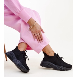 Mustat tennarit massiivisella Kassi-pohjalla 1