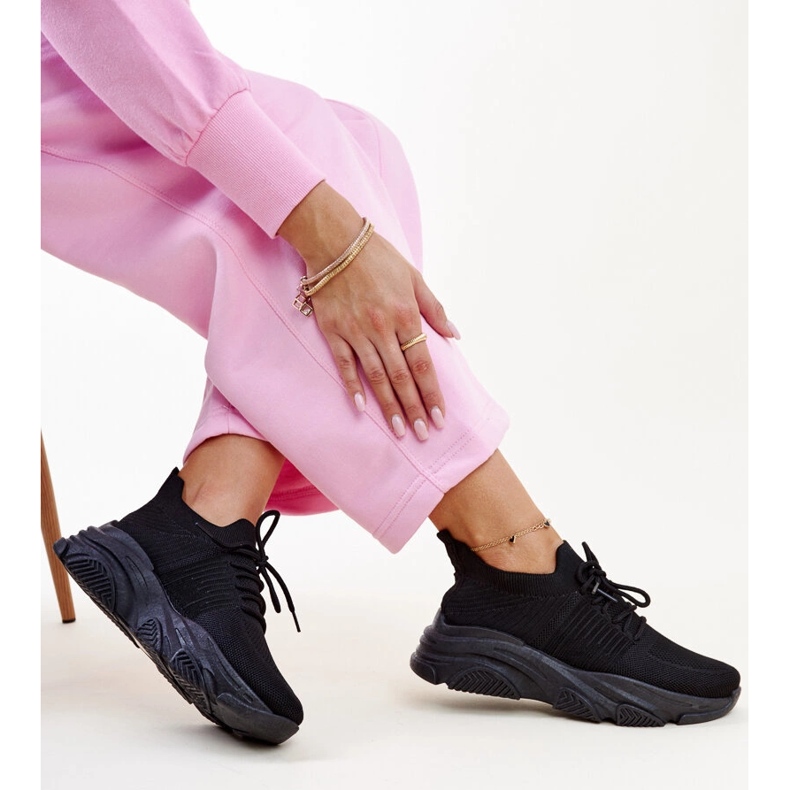 Mustat tennarit massiivisella Kassi-pohjalla 1