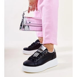 Mustat ja hopeiset tennarit Maurizian strassilla 1