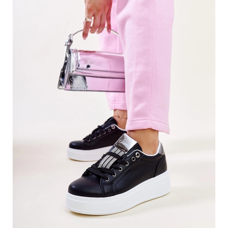 Mustat ja hopeiset tennarit Maurizian strassilla 1