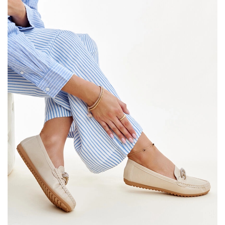 Beige mokkasiinit koristeltu Adiba strassit 1