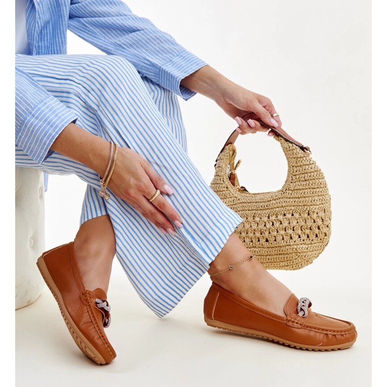 Ruskeat mokasiinit koristeltu Adiba strassilla 1