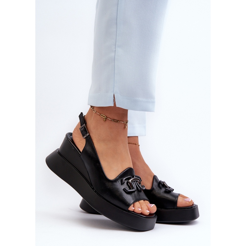 Jezzi Naisten sandaalit korotetulla alustalla ja kiilalla, musta Janesca 2